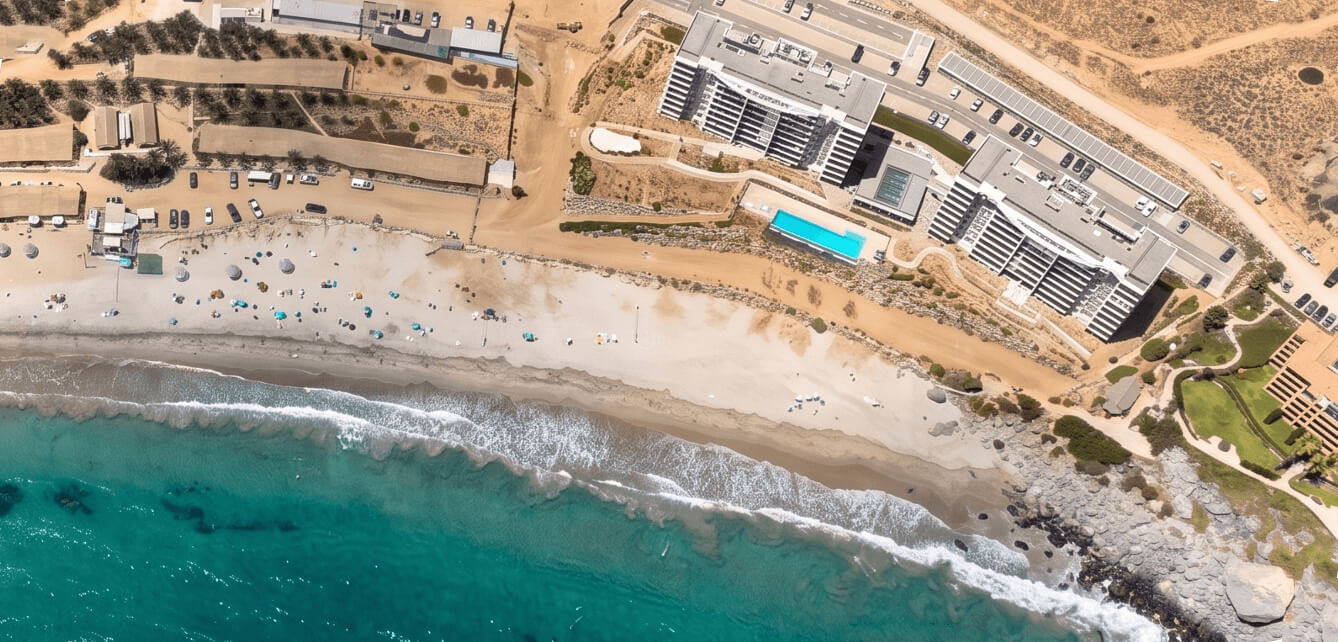 Vista aérea del edificio en primera línea de playa